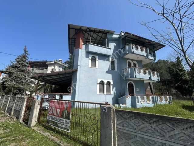 teklife Açığız Sahile 500 M. Tripleks Satılık 5+1 Villa