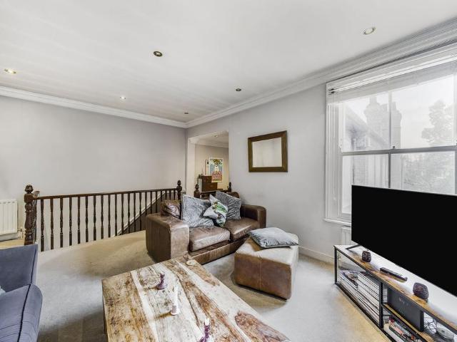 Telford Avenue, Telford Park, London. 3 bed flat to rent £3,600 pcm £831 pw