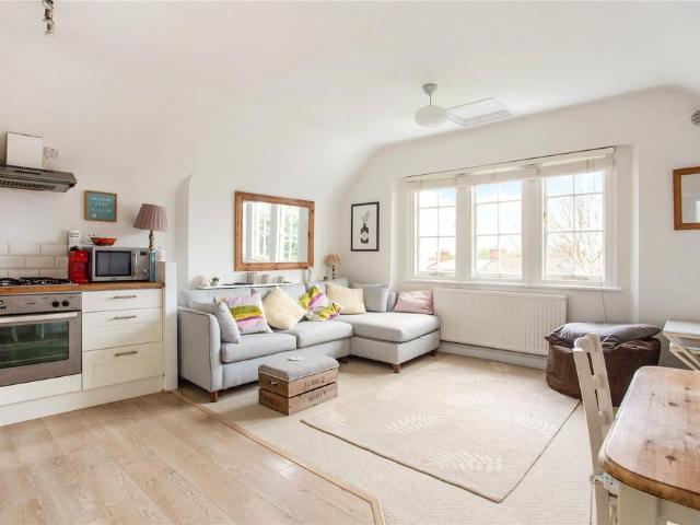 Telford Avenue, London, SW2 2 bed flat to rent £2,350 pcm £542 pw