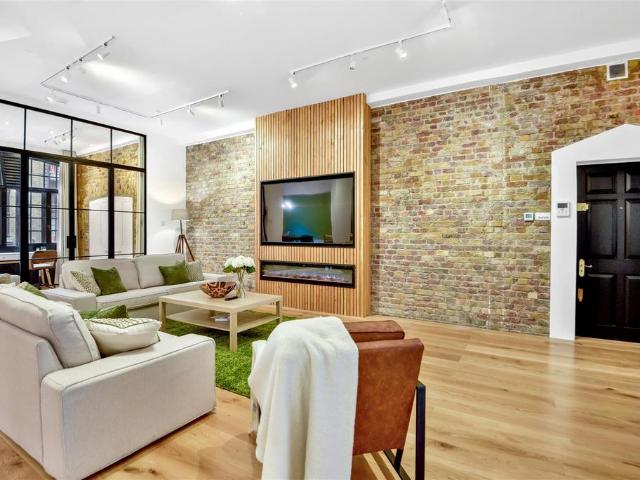 Telfords Yard, London, E1W 3 bed apartment to rent £5,350 pcm £1,235 pw