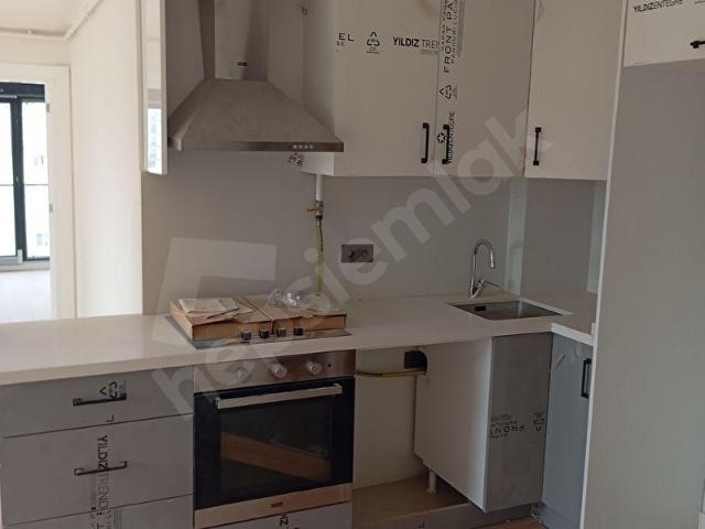 TELLİOĞLU DİKİLİTAŞ ÇARŞIDA METROYA YAKIN SIFIR 2+1 DAİRE