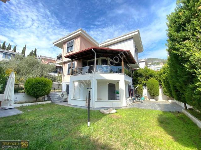 Terzioğlu'ndan Altınoluk Merkezde 300 M2 Arsa İçerisinde Villa