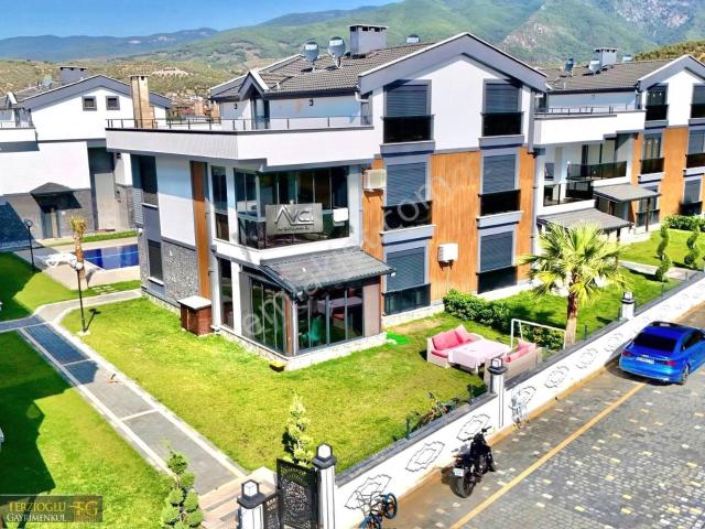 Terzioğlundan Gürede Havuzlu Sitede Denize 300 Mt 5+1 Lüks Villa