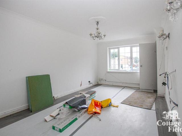 Teresa Gardens, Waltham Cross, EN8 5 bed detached house to rent £3,500 pcm £808 pw