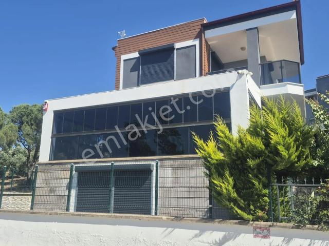 Termal Oteller Bölgesinde Geniş Bahçeli 4+2, Havuzlu Tripleks Villa