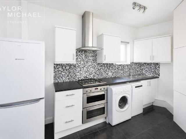 Terminus Road, Brighton 2 bed flat to rent £1,750 pcm £404 pw