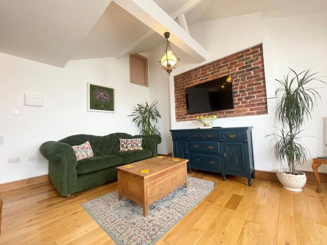Terminus Road, Eastbourne BN21, 1 bed flat to rent, £1,300 pcm | PrimeLocation