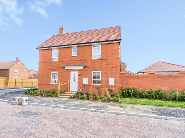 Tern Crescent, Bosham, Chichester. 3 bed detached house to rent £1,900 pcm £438 pw