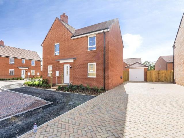 Tern Crescent, Bosham, Chichester. 4 bed detached house to rent £2,300 pcm £531 pw