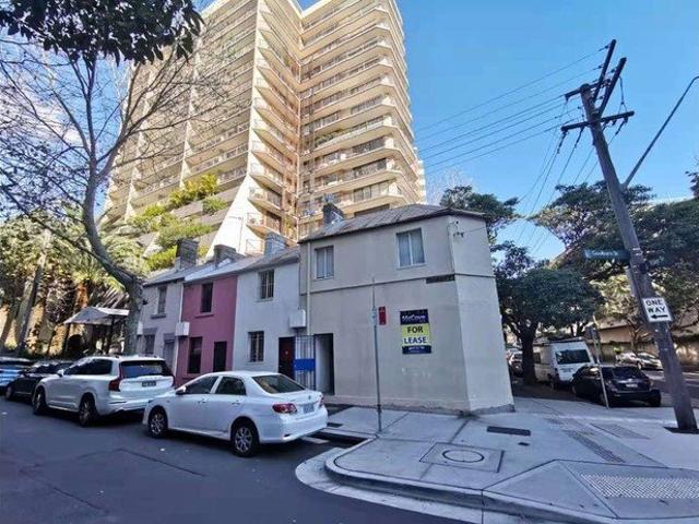 Terrace conveniently located corner Riley & Goulburn Street