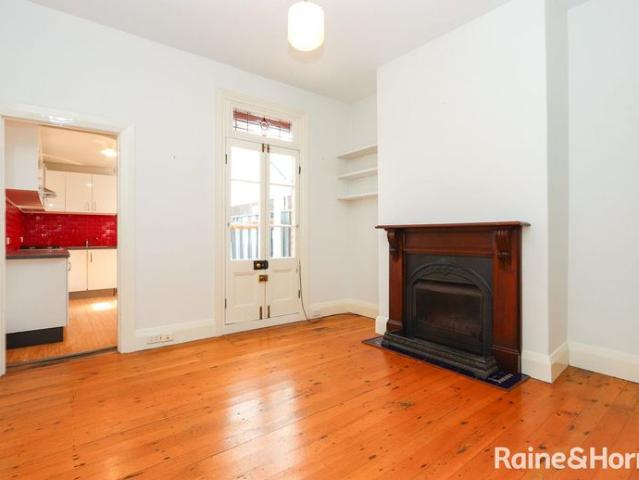 TERRACE LIVING WITHIN WALKING DISTANCE TO THE CBD Available NOW!