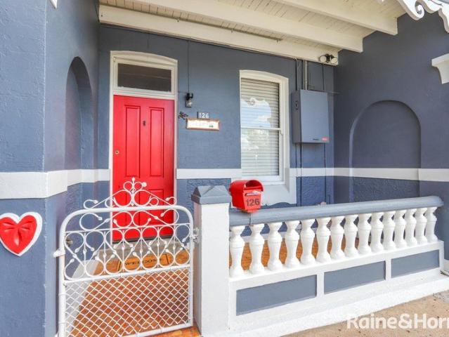 TERRACE LIVING WITHIN WALKING DISTANCE TO THE CBD Available NOW!