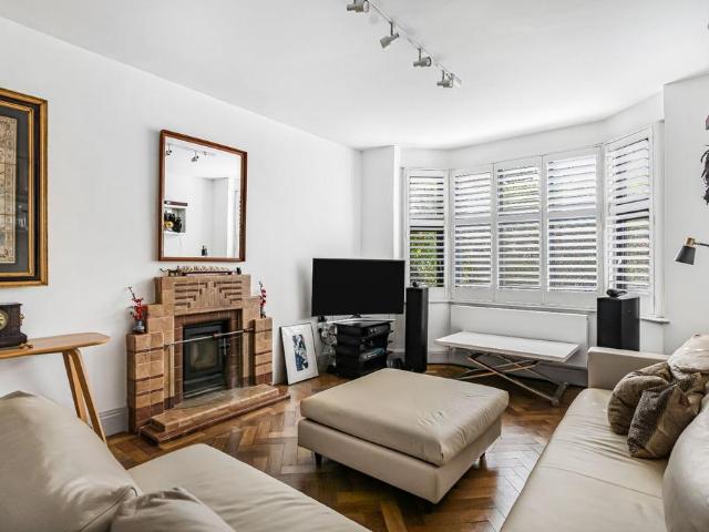 Terrace Road, London, E9 4 bed semi detached house to rent £7,500 pcm £1,731 pw