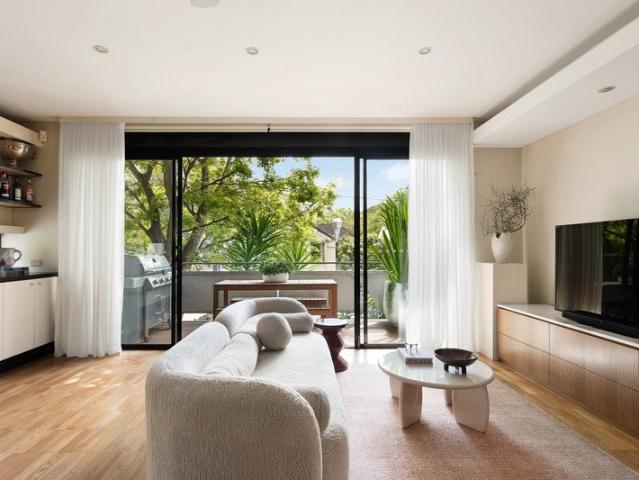 Terrace Style Contemporary Living in Cosmopolitan Heart