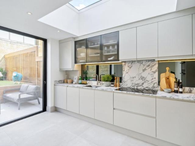 Terraced House to rent with 4 bedrooms, Mortlake High Street, East Sheen
