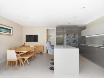 Terraced House to rent with 5 bedrooms, St. Peters Square, London
