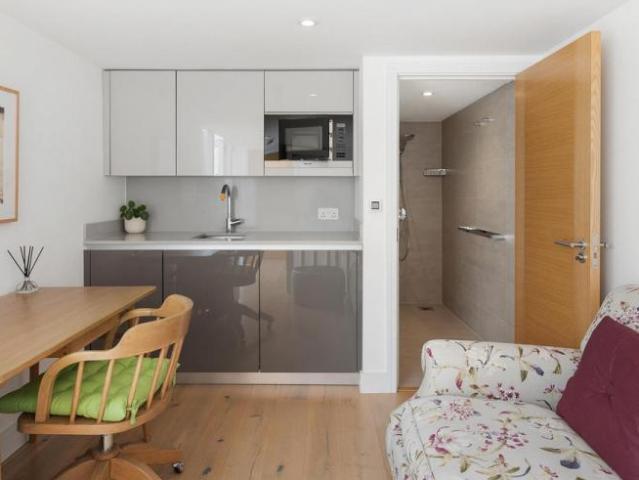 Terraced House to rent with 5 bedrooms, St. Peters Square, London