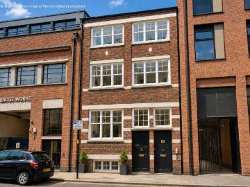 Terraced house for sale