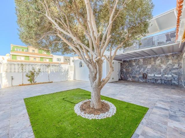 Spacious family home with 4 bedrooms, large terrace and garage in San Fernando