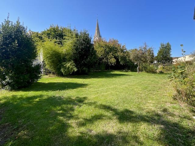 Terrain constructible de 1 078 m² au cœur du village de Bour. 130m² Bourgneuf