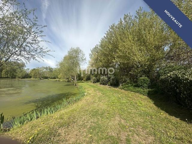 Terrain de loisir avec étang de pêche et roulotte