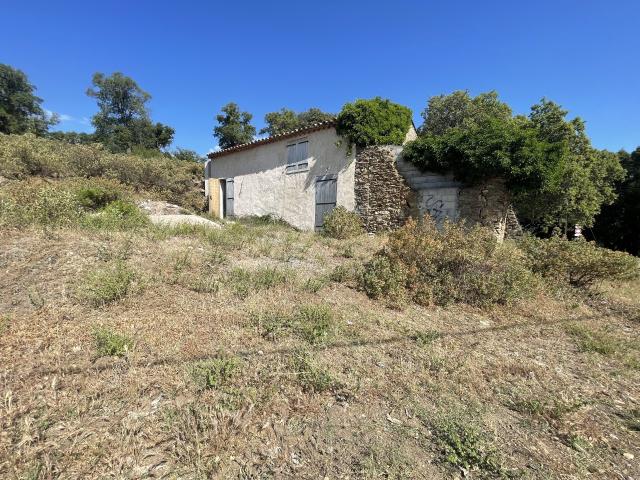 Terrain de 17 hectares avec Bergerie à vendre à 20 minutes du centre ville de Sainte Maxime!
