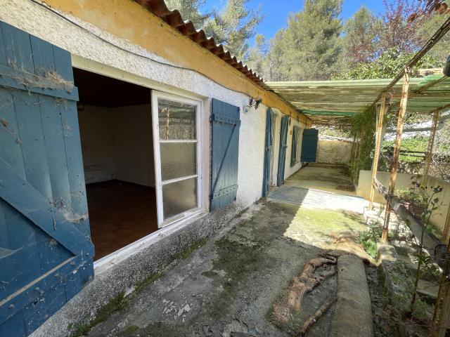 Terrain de 5300 m2 au calme avec cabanon de 80 m2 à reconstruire