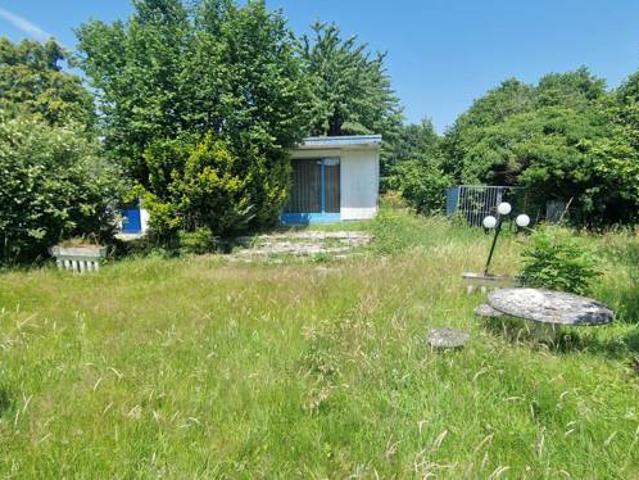 Terrain de 855 m2 avec maison de 45 m² et garage