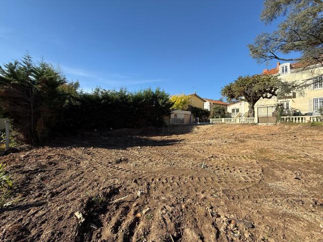 TERRAIN 300m2 MAISON 100M2 + SOUS SOL CENTRE GREZIEU LA VARENNE