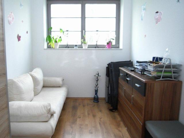Terrasenwohnung mit Reihenhauscharakter, Stellplatz, Fußbodenheizung, offener Küche in Stadtfeld!