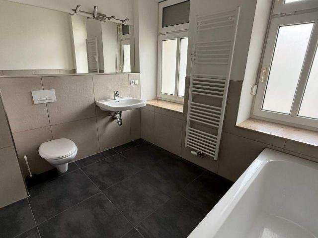 Terrasse Stellplatz mgl. Wanne u. Dusche Parkett Frei ab 1.4.26
