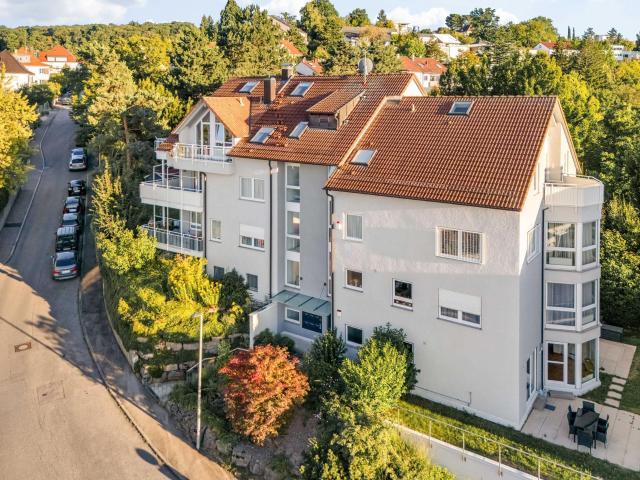Terrassenwohnung mit Stadtblick und Gartenanteil