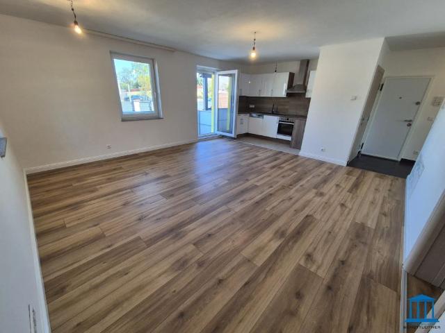 Terrassen Wohnung im Erdgeschoss mit Einbauküche und bis zu zwei PKW Abstellplätzen / Top 1