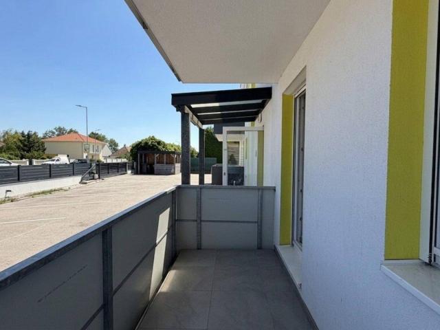 Terrassen Wohnung im Erdgeschoss mit Einbauküche und bis zu zwei PKW Abstellplätzen / Top 1