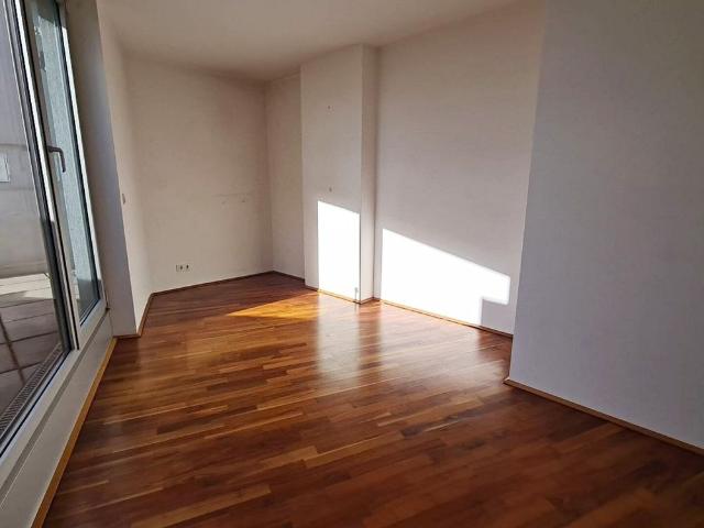 TERRASSENHIT, STUMPERGASSE, 92 m2 Dachgeschoß mit 33 m2 Freifläche, 3 Zimmer, Komplettküche, Wannenbad, Parketten, Klimaanlage, FUZO Mariahilfer Straße