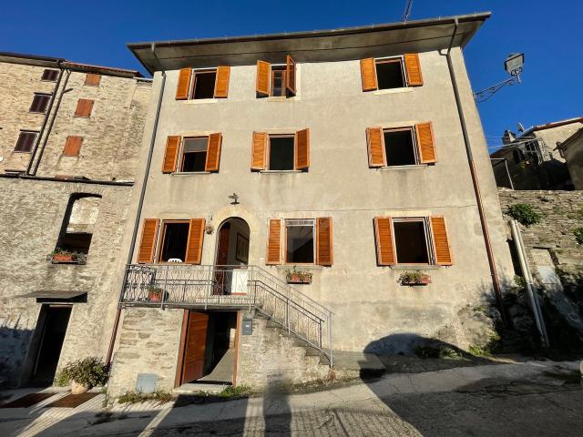 TERRATETTO in VENDITA a STAZZEMA Pruno di 8 vani