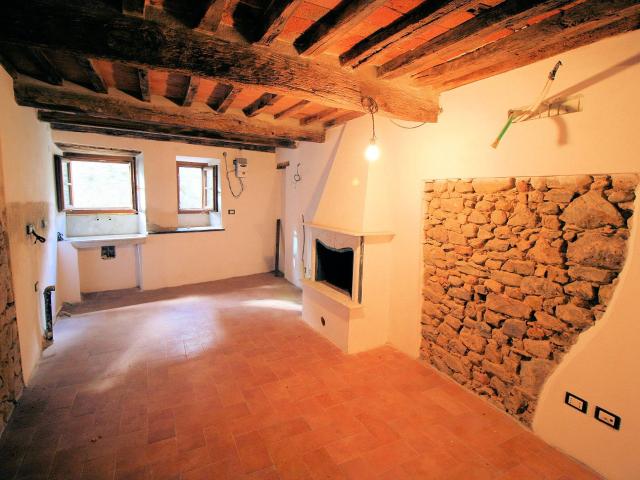 Terratetto indipendente completamente ristrutturato in centro storico in vendita a Massa e Cozzile