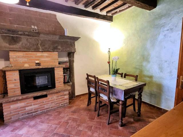 Terratetto indipendente nel centro del paese in vendita a Montecatini Val di Cecina