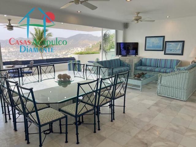 Terraza con jacuzzi y vista a la bahía en Brisas Diamante