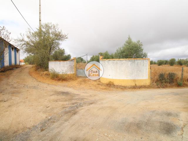 Terreno Misto com 26.000m2 com Área Urbana de 296m2 em Reguengos de Monsaraz