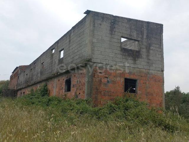 Terreno Misto com Armazéns Industriais e Excelente Localização, em Abrã