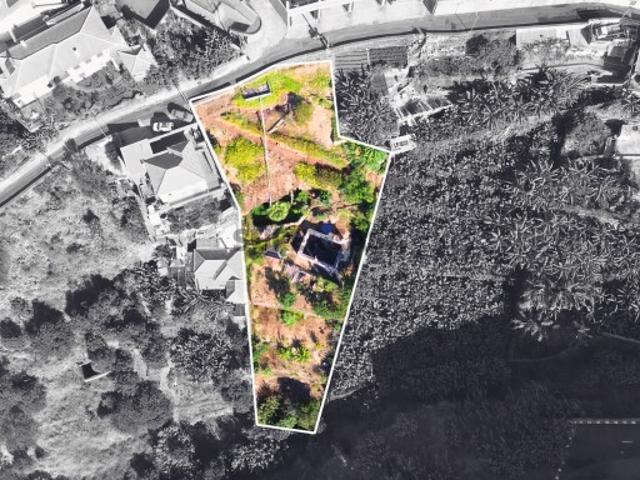 Terreno misto com moradia em ruínas para construção com vista mar