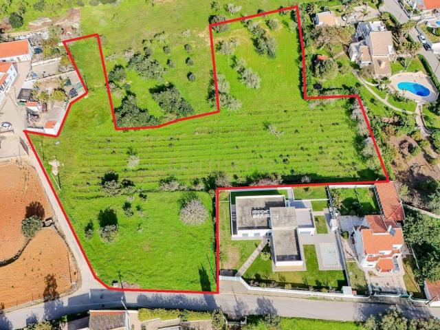 Terreno Misto com Potencial Construtivo de 2 Moradias T4 com Piscina, na Torre, Armação de Pêra, Algarve