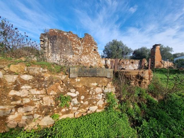 Terreno Misto com Projeto Aprovado a apenas 5 minutos do centro de Loulé, numa zona de grande tranquilidade e fácil acessibilidade