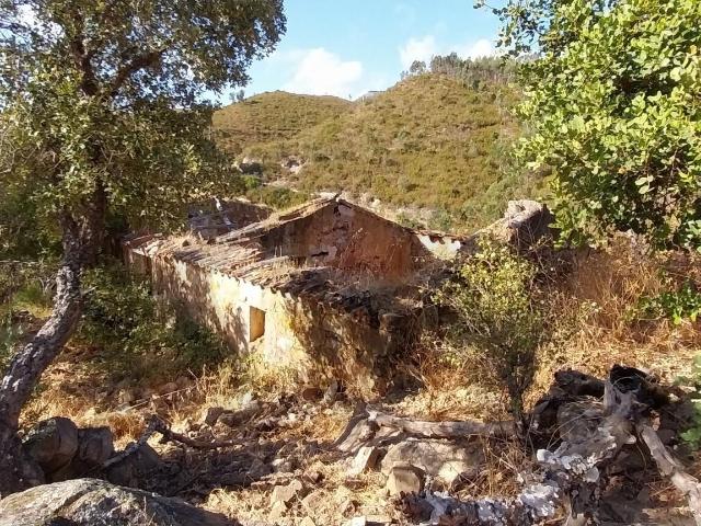 Ruína em Alferce / Monchique — Oportunidade Única no Algarve Rural