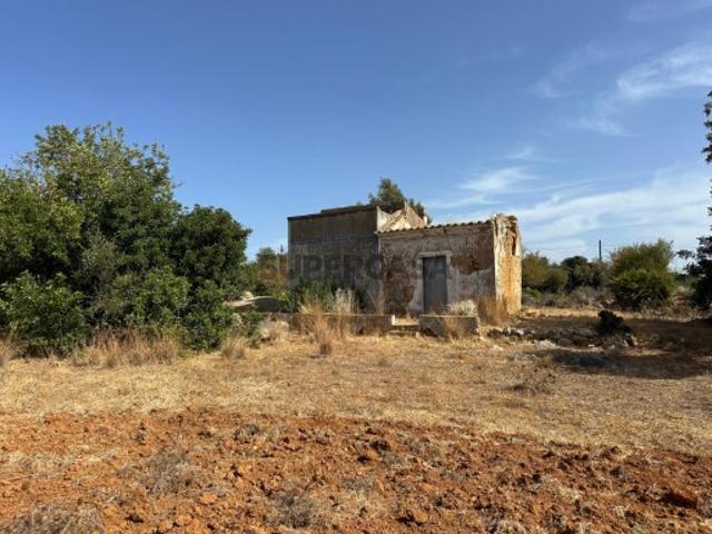 Terreno misto com ruína em Quelfes