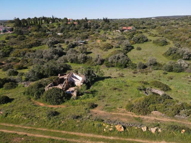 Terreno Misto com Ruína na Pedragosa – Oportunidade Única no Algarve
