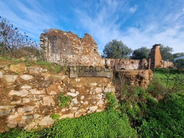 Terreno misto localizado em Poço Novo, a apenas 5 minutos do centro de Loulé, numa zona de grande tranquilidade e fácil acessibilidade