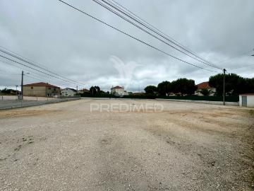 Terreno na Estrada de Leiria situado em Loureira