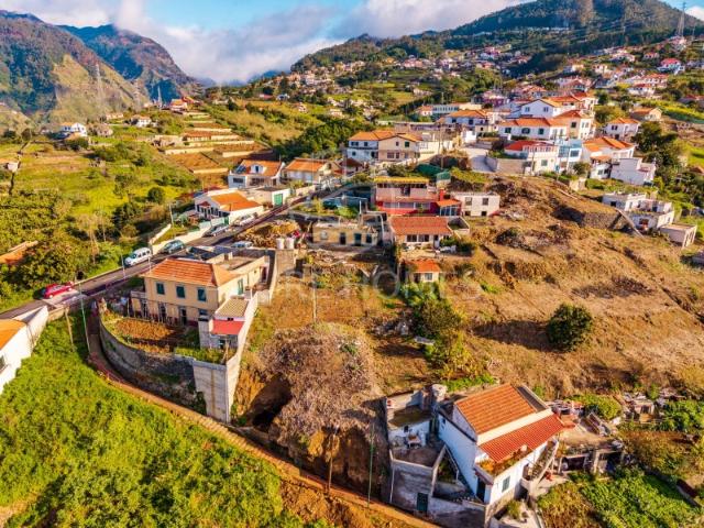 Terreno na Ribeira Brava com 911 metros